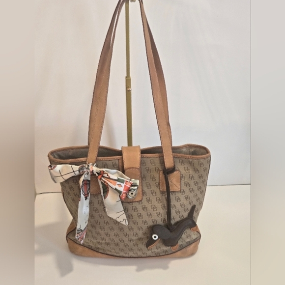 Handbags - Dooney And Bourke Purse